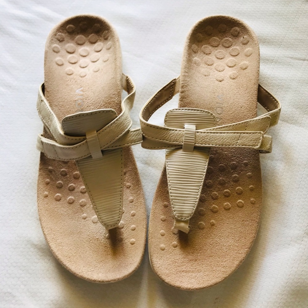 Vionic Women's Cream‎ Sandals